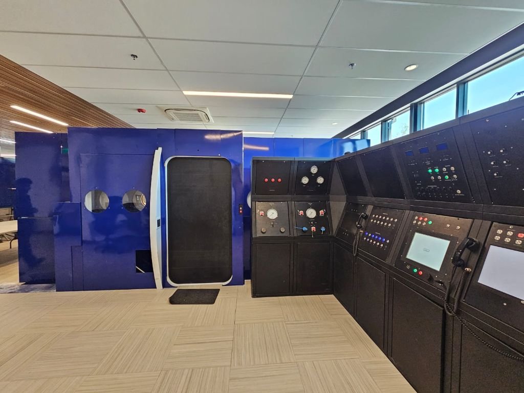 Advanced control console for the Rockledge Hyperbaric multiplace chamber with pressure monitoring, gauges, and treatment controls